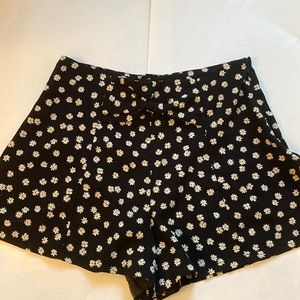 MONTEAU black & white floral shorts. size S
